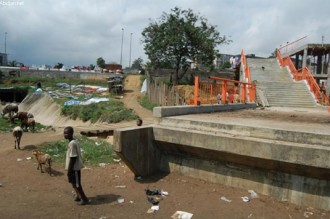 Côte dÂ’Ivoire : Les ponts piétons occupés par les commerçants au détriment de la population 